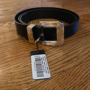*NEVER WORN* Lulu’s black/ gold belt